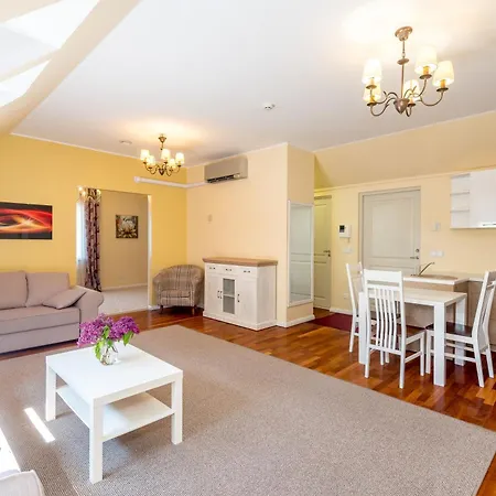 Louna Apartment *